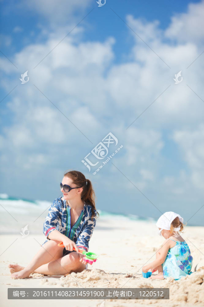 母親和女兒在度假