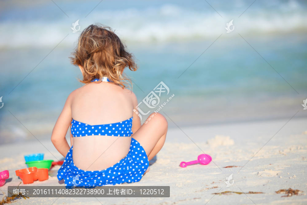 可愛的小女孩在海灘上