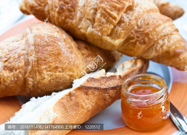 餐桌上的美味新鮮的croissan！