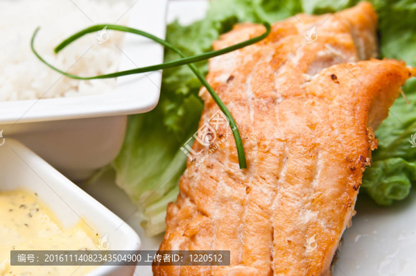 烤鮭魚和檸檬