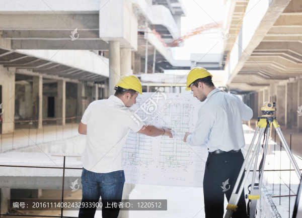 建筑工地上的建筑師團(tuán)隊(duì)
