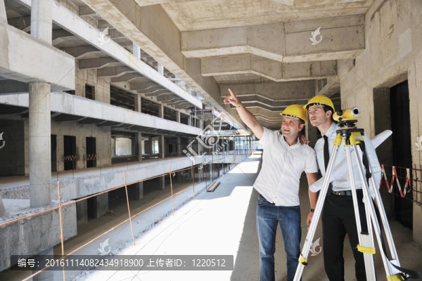 建筑工地上的建筑師團(tuán)隊(duì)