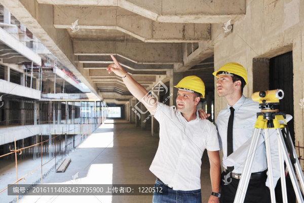 建筑工地上的建筑師團(tuán)隊(duì)