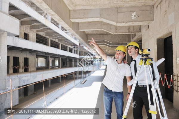 建筑工地上的建筑師團(tuán)隊(duì)