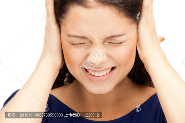 手在耳朵上的女人
