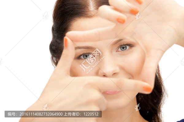 可愛的女人用手指創(chuàng)造一個(gè)框架