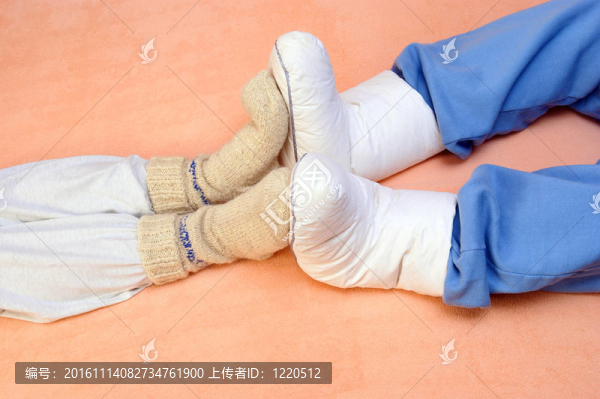 兩對夫婦的腳在床上取暖