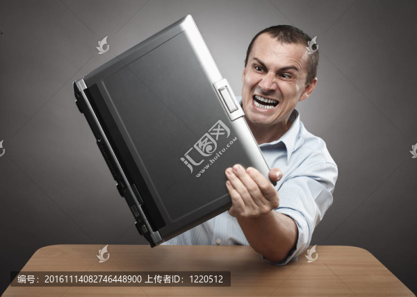 憤怒的商人砸他的筆記本電腦