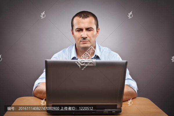 商人在他的筆記本電腦