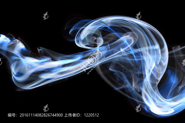 黑色背景中的藍(lán)色煙霧