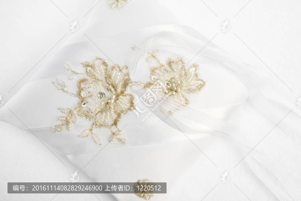白色的戒指枕