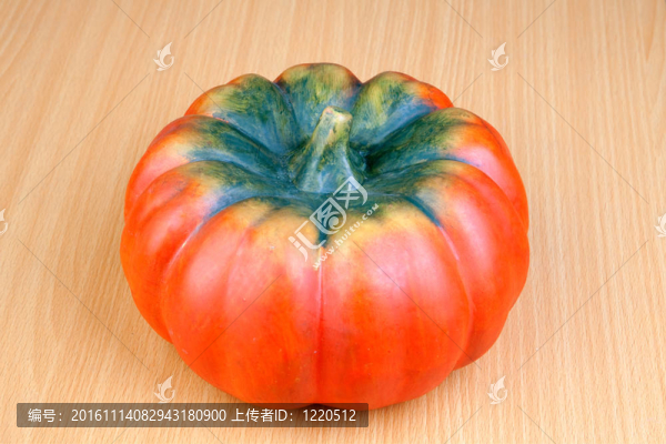 木質(zhì)表面上的橙色南瓜
