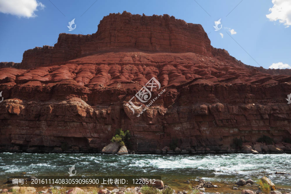 砂巖和河流的懸崖。