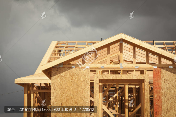 家居建筑框架與不祥的云彩