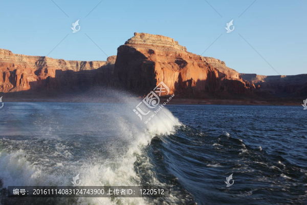夕陽的光芒照亮了湖岸。亞利桑那州；USA.