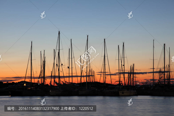夕陽(yáng)的碼頭；克羅地亞小鎮(zhèn)Murter