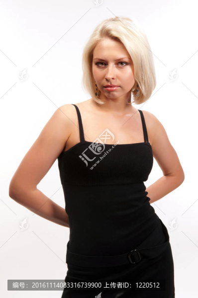 穿著黑色裙子的金發(fā)女孩