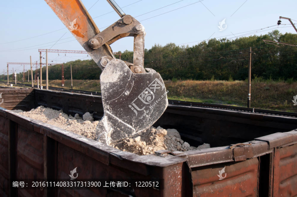 挖掘機(jī)裝載碎石