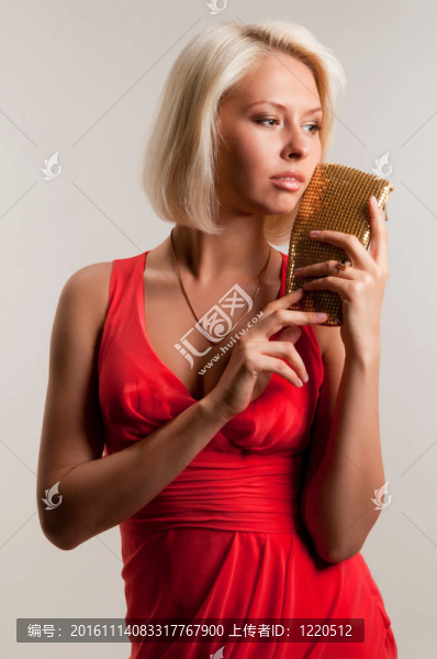 穿著優(yōu)雅的衣服的女人