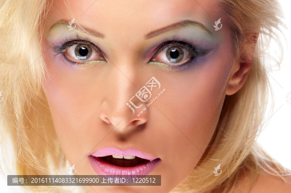 金發(fā)女人，明亮的妝