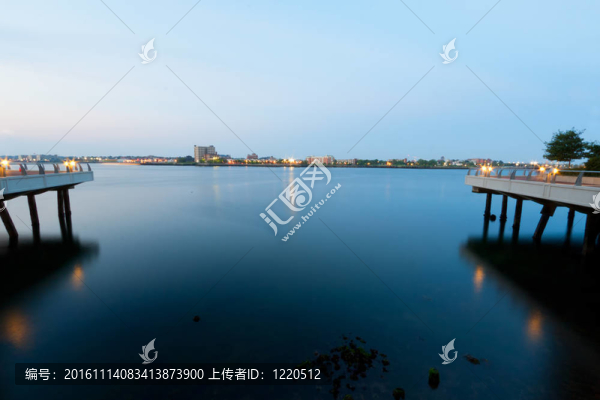 波士頓港的藍(lán)色日落。