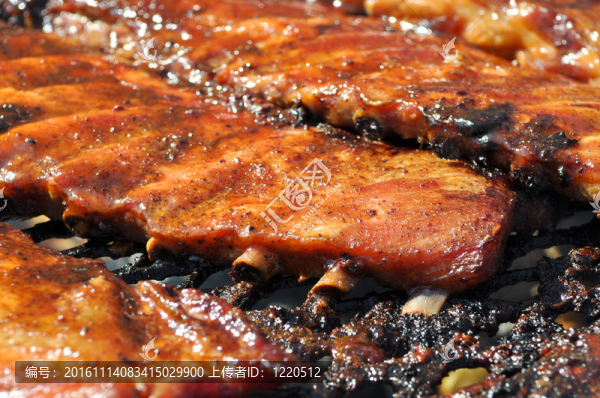 烤肉架上的燒烤排骨