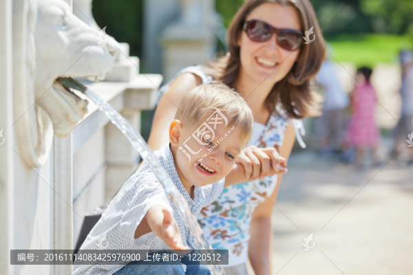 母親與兒子玩水