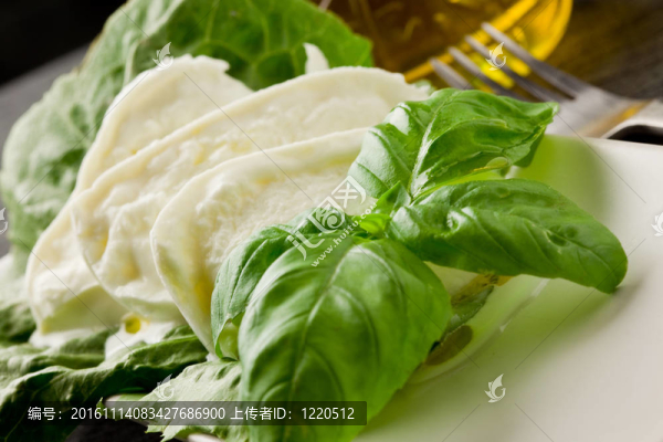 水牛芝士生菜和羅勒