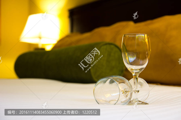 床上的兩個空酒杯