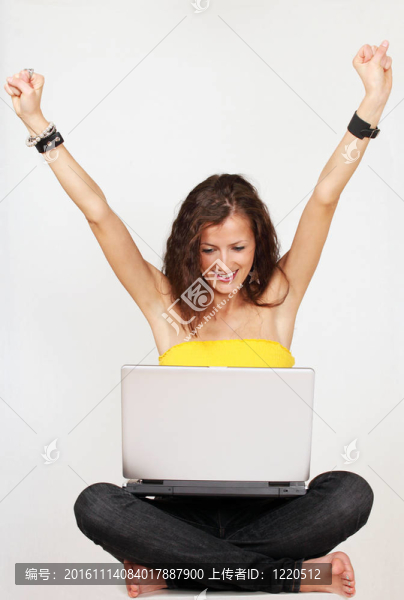 筆記本電腦上的快樂(lè)興奮的女人-匯圖網(wǎng) www.fosd68.com 筆記本電腦上的快樂(lè)興奮的女人