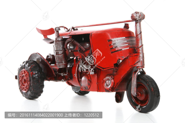 舊復(fù)古紅色拖拉機(jī)