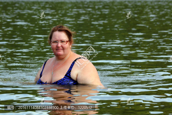 豐滿的女人在河里洗澡