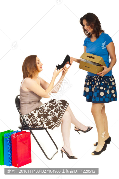 微笑的店員向女人展示新鞋