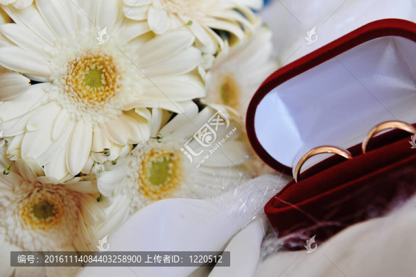 白色非洲菊和結婚戒指