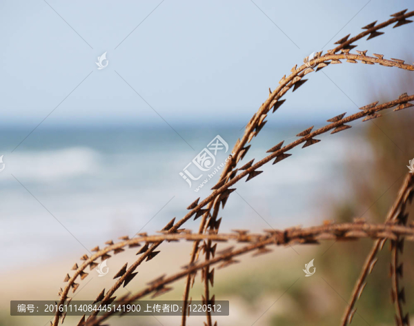 迷離藍(lán)海背景上的鐵絲網(wǎng)