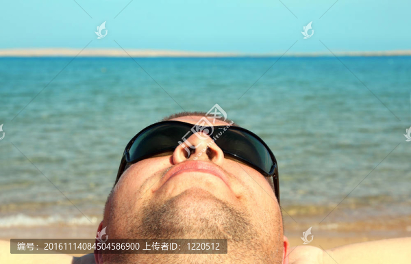 男人在海灘上