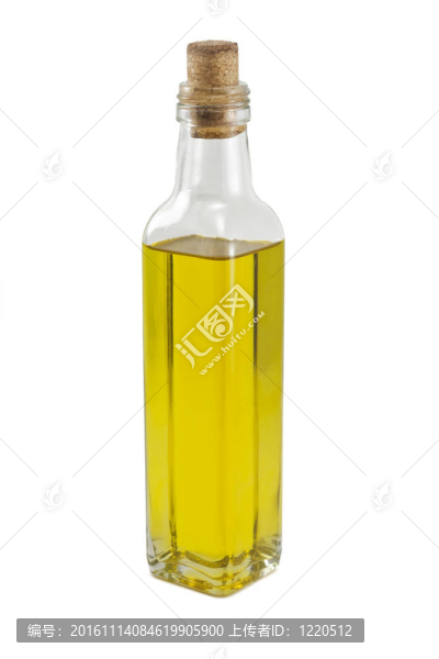 白色背景上的一瓶油