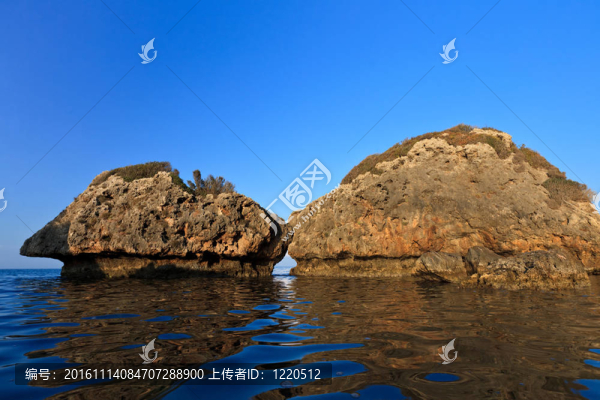 石頭在水中