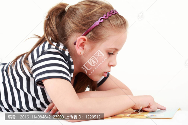 小女孩讀書