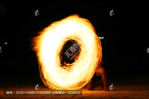 火雜耍表演。