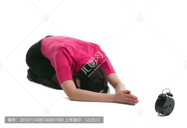 商業(yè)女性躺在瑜伽祈禱時(shí)間孤立