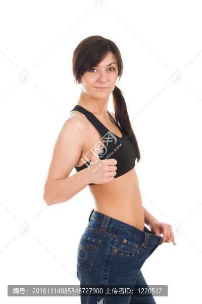 年輕女子減肥后穿著舊牛仔褲