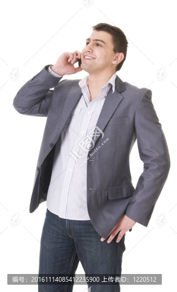 年輕的休閑男子與電話