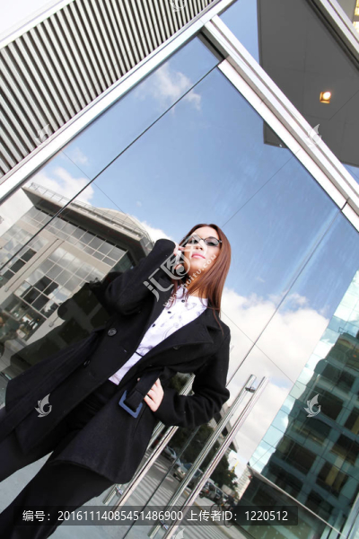 商務女人在電話里交談