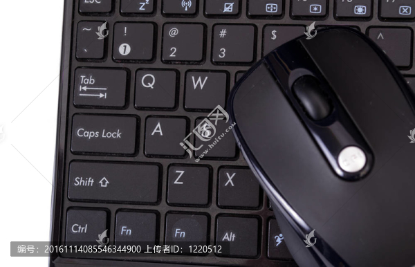 筆記本電腦和鼠標(biāo)在白色