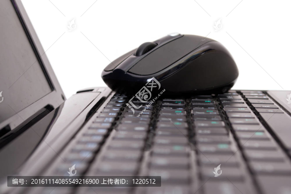 筆記本電腦和鼠標在白色