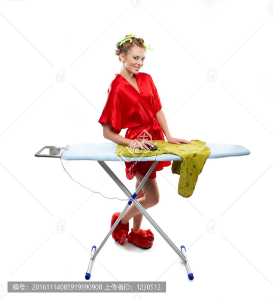 用電腦鼠標(biāo)熨燙衣服的婦女