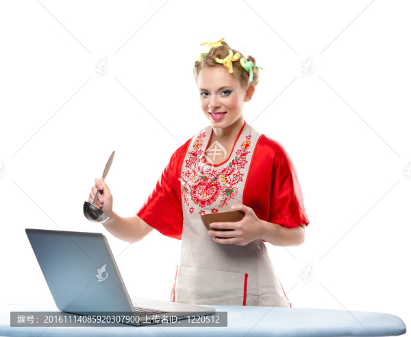 女人正在烹飪與食譜在筆記本電腦