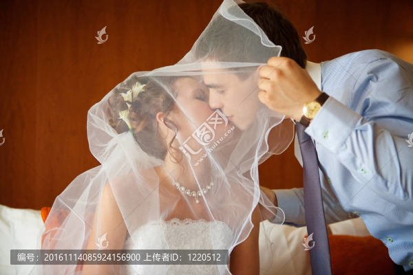 新婚夫婦互相親吻-匯圖網(wǎng) www.fosd68.com 新婚夫婦互相親吻