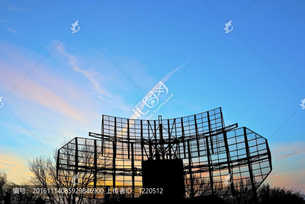 夕陽下的天空天線